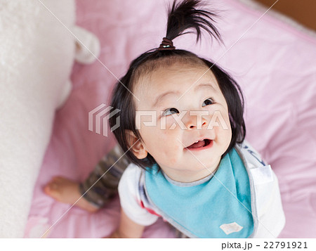 ちょんまげ 笑顔 女の子の写真素材 ちょんまげ 笑顔 女の子の写真素材