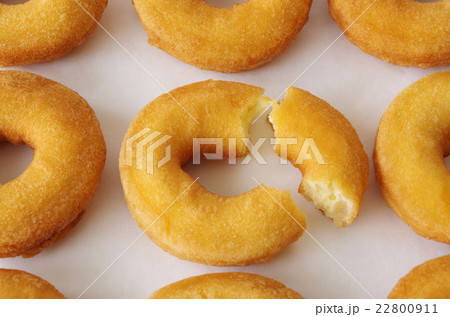 食べかけ ドーナツの写真素材