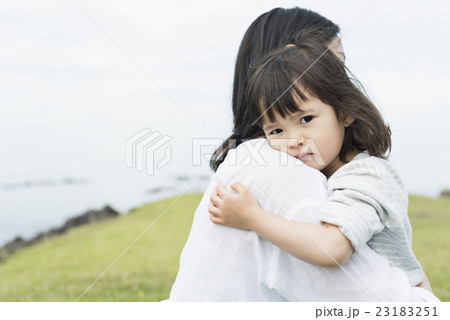親子 抱き合う ハグ 抱きしめるの写真素材