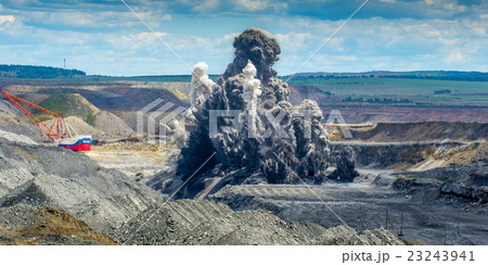 採石場 獲物 爆発 破裂の写真素材
