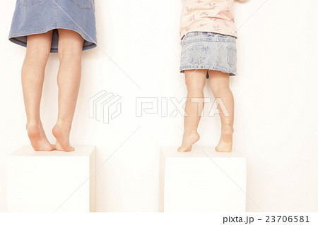 子供 背伸び 足 ボディパーツの写真素材