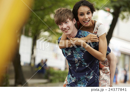 外国人 カップル デート 幸せの写真素材