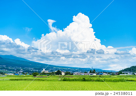 夏空 田園 田園風景 入道雲の写真素材