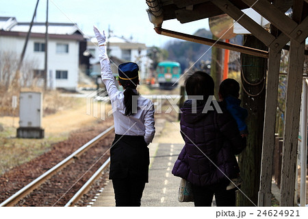 電車 発車 見送り 女性の写真素材