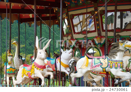 メリーゴーランド うさぎ 遊園地 乗り物の写真素材