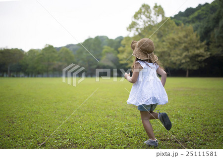 子供 女の子 走る 後姿の写真素材