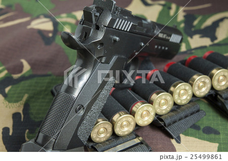 銃 迷彩服 ハンドガン 仕込みの写真素材 - PIXTA
