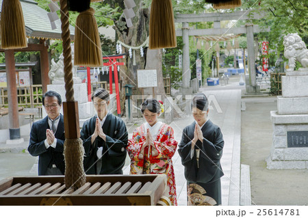 新郎新娘参拜神社婚礼婚姻日式服装照片素材