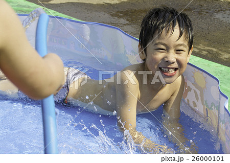 子供 男の子 小学生 プール 元気 男性 かわいい 水泳の写真素材