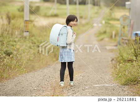 子供 女の子 ランドセル 田舎の写真素材