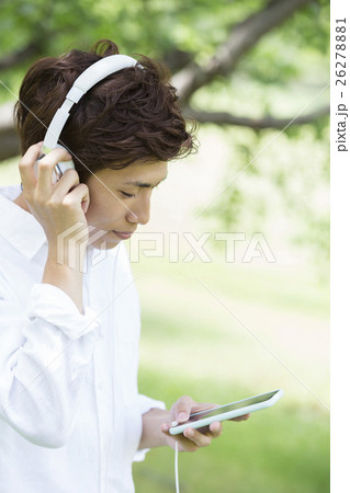 ヘッドホン 音楽 聴く 男性の写真素材