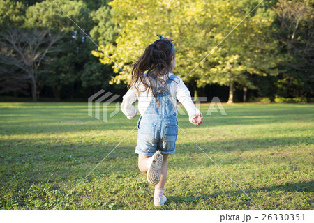 人物 女の子 走る 後ろ姿 喜び 楽しい 少女の写真素材
