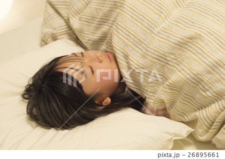 寝顔 睡眠 女の子 眠るの写真素材