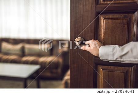 洋館 ドア リビング 開けるの写真素材