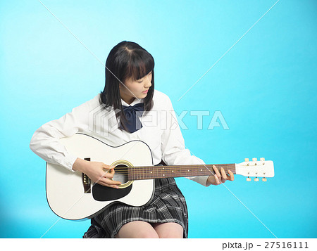 ギター 女子高生 バンド 音楽の写真素材
