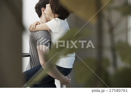 カップル 国際カップル 抱き合う 抱っこの写真素材