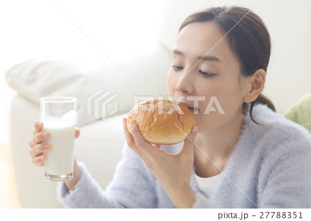 パン 女性 あんぱん 食べるの写真素材