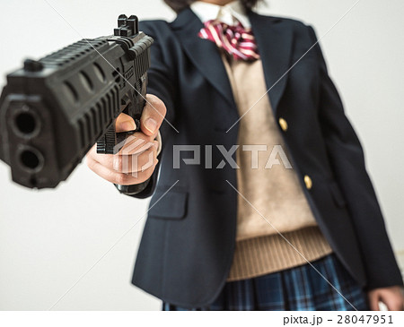 高校生 武器 銃 女子生徒の写真素材