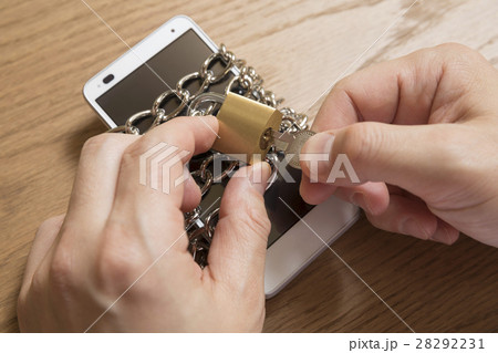 鍵をかけるの写真素材