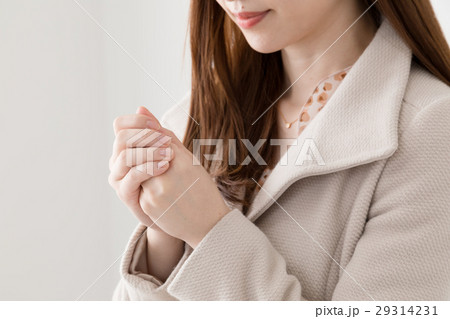 女性 手 こする 温めるの写真素材 女性 手 こする 温めるの写真素材