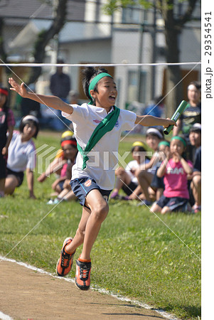 運動会 小学生 リレー ゴールの写真素材