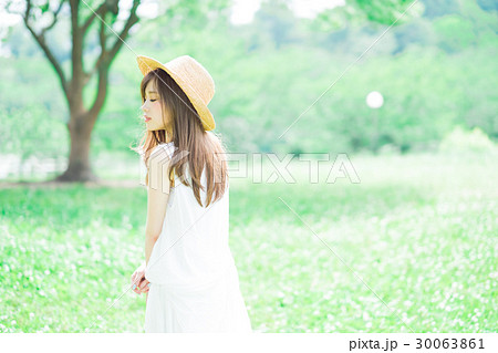 麦わら帽子 森林 森 女性の写真素材