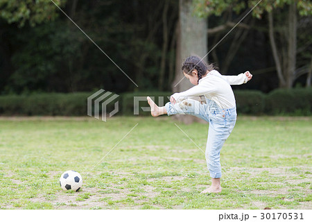 サッカー 裸足 サッカーボール 女の子の写真素材