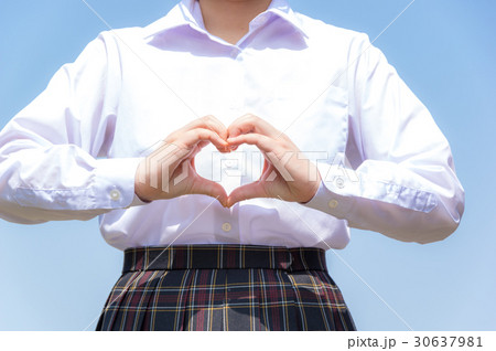 ハート 指ハート 女性 女子高生の写真素材