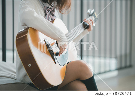 女子高生 ギター 弾き語り ミュージシャンの写真素材