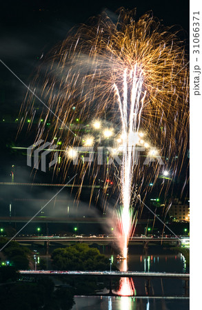 花火 夜景 夢前川 兵庫県の写真素材