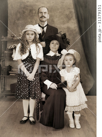 女の子 子供 外国人 セピア セピア色の写真素材