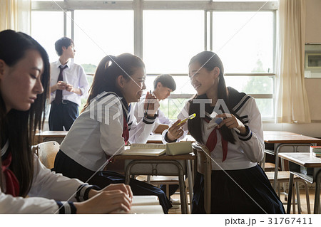 在午休时学习的学校女孩 图库照片