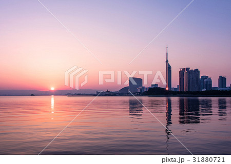 ももち浜 日の出 朝日 福岡タワーの写真素材