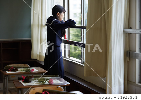 女子 卒業生 教室 窓の写真素材