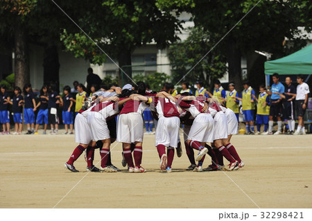 円陣 気合 サッカー 女子サッカーの写真素材