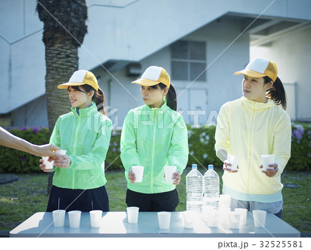 マラソン大会 水 渡す 給水の写真素材