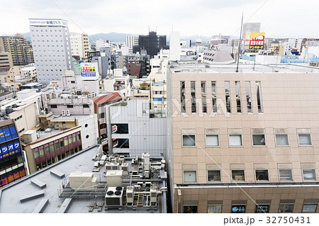 雑居ビル 屋上 見下ろす 俯瞰の写真素材