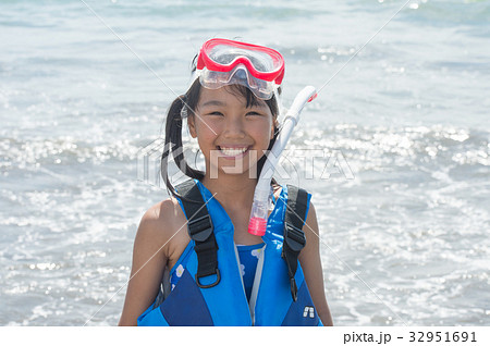 女の子 泳ぐ 海 シュノーケリングの写真素材