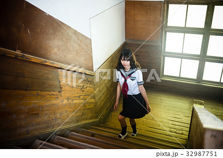 階段 窓 学校 陽射しの写真素材