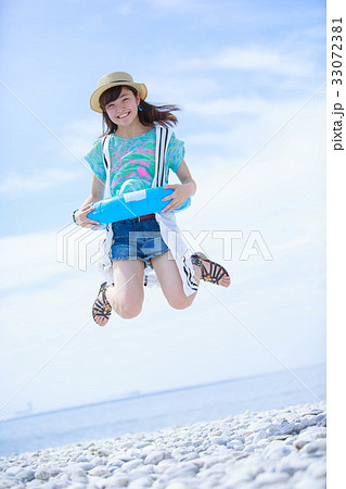 夏 少女 海 浮輪の写真素材