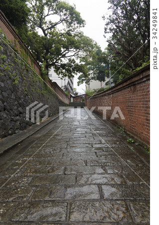 オランダ坂 石畳 坂道 雨の写真素材