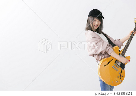 アコースティックギター 女性 日本人 楽器 アジア人の写真素材
