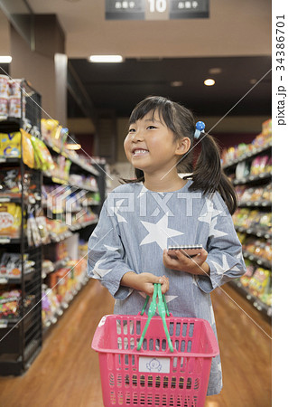 おつかい お買い物 お使い 子供の写真素材