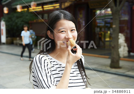 ごま団子 食べ歩き 女子旅 横浜中華街の写真素材