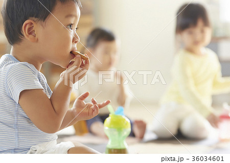 子供 園児 保育園 おやつの写真素材