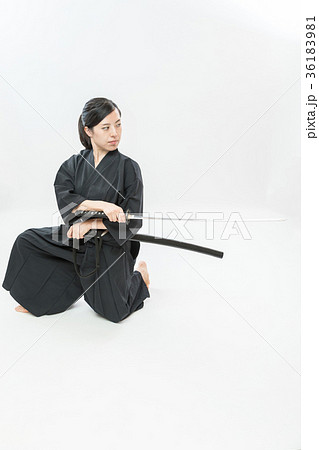 居合道 女性 デモンストレーション 居合刀の写真素材 居合道 女性 デモンストレーション 居合刀の写真素材