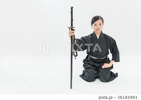 居合道 女性 刀 剣術の写真素材 居合道 女性 刀 剣術の写真素材