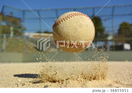 野球 ボール 跳ねる 弾むの写真素材