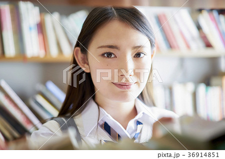 図書館にいる学生