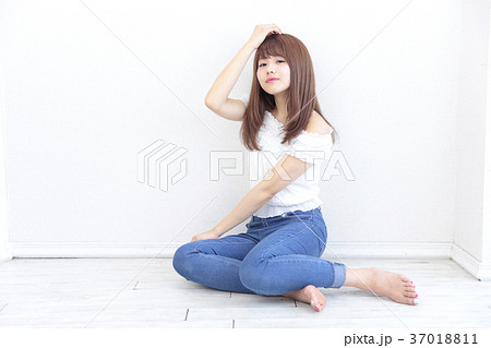 横座り 女の子 座るの写真素材